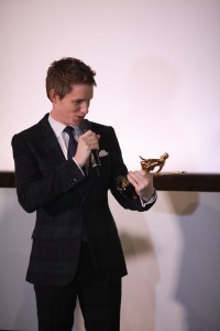 Eddie Redmayne ritira il premio Maserati